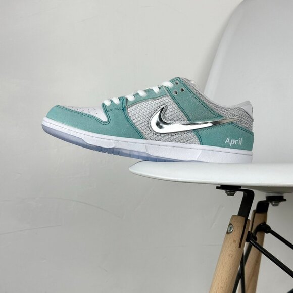 NIKE SB DUNK Low Pro QS “April” FD2562-400 Brand New Never main image 4